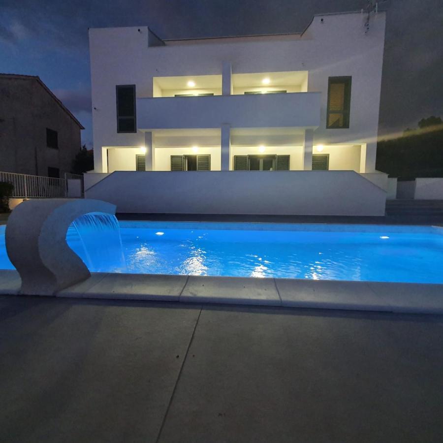 Villa Aquamarine Apartments Новаля Екстериор снимка